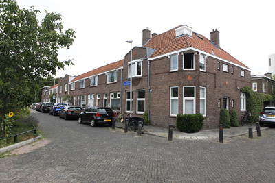 914457 Gezicht in de Govert Flinckstraat (links) te Utrecht, met rechts het hoekhuis Pieter de Hooghstraat 16.